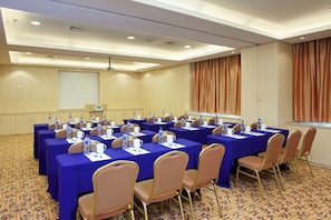 A conference room with tables, chairs, and water bottles. - Holiday Inn Express Airport Tianjin by IHG (Tianjin)