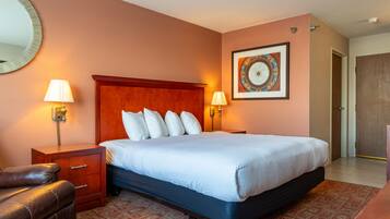 Rom – standard, 1 kingsize-seng (One King Bed and Recliner) | Skrivebord, blendingsgardiner, strykejern/-brett og wi-fi (inkludert)