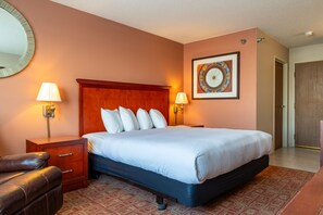 Kamar Standar, 1 Tempat Tidur King (One King Bed and Recliner) | Meja kerja, tirai kedap cahaya, setrika/meja setrika, dan Wi-Fi gratis