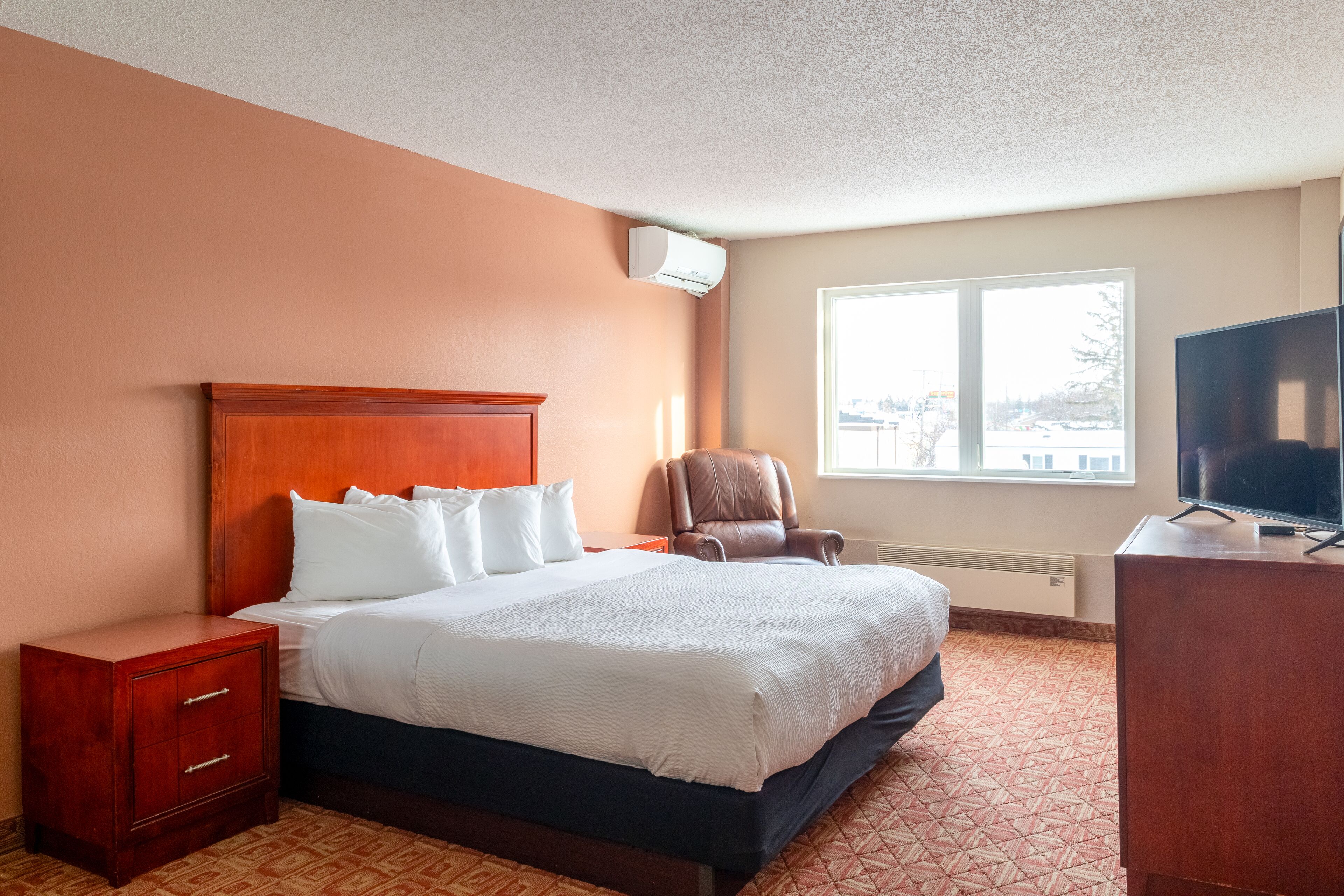 superior room, 1 king bed (king bed whirlpool suite) | 1 bedroom, desk, blackout curtains, iron/ironing board