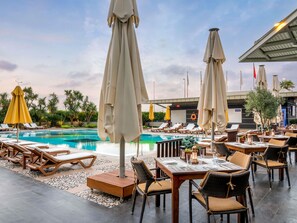 Frühstück, Mittagessen, Abendessen, Blick auf den Pool 