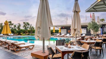 Utendørsbasseng, bassengparasoller og solsenger