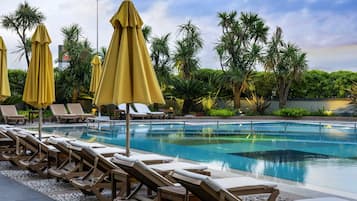 Piscine extérieure, parasols de plage, chaises longues