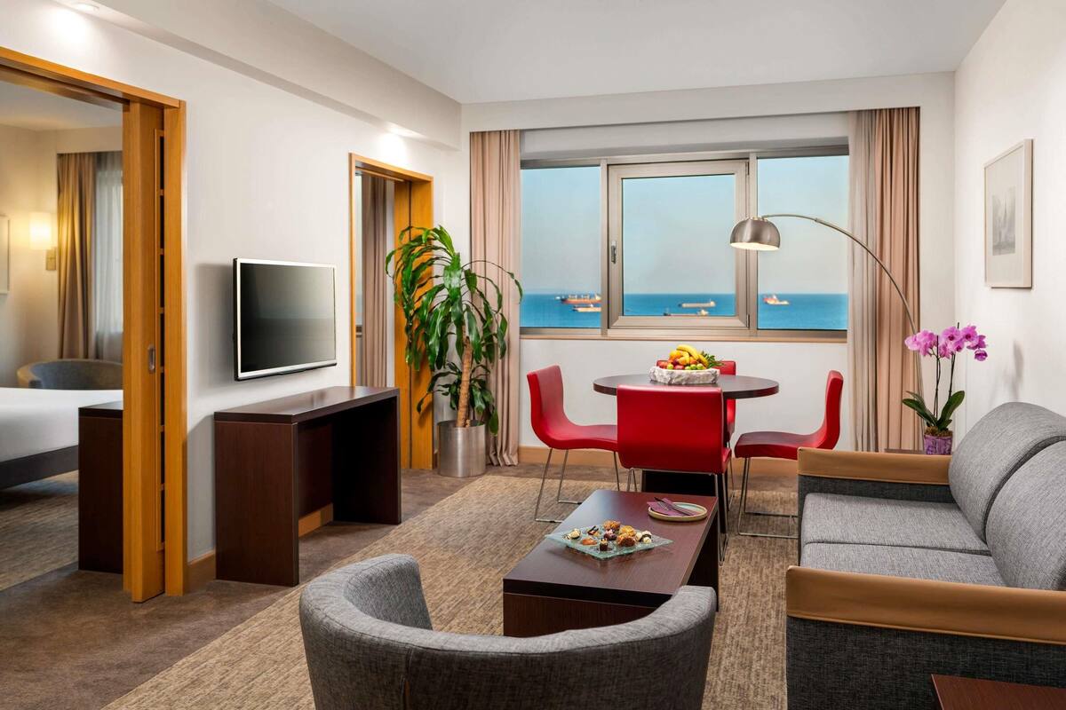 Suite, 1 Queen Bed with Sofa bed | Premium bedding, minibar, in-room safe, desk