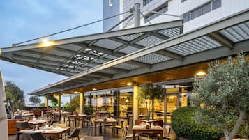 供應早餐、午餐、晚餐;池景