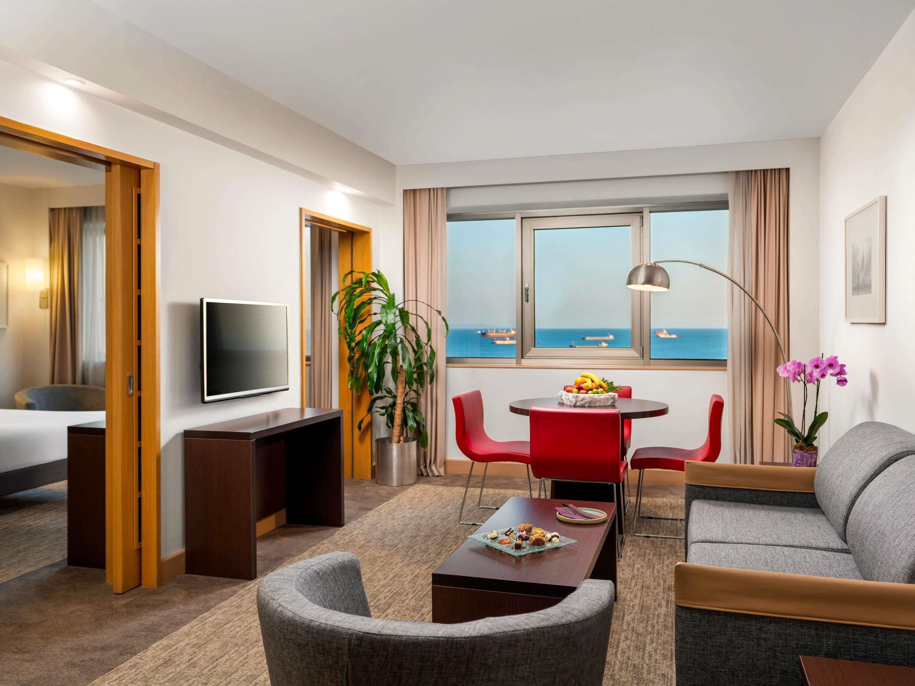 Suite, 1 Queen Bed with Sofa bed | Premium bedding, minibar, in-room safe, desk
