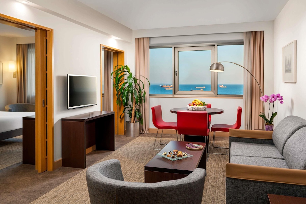 Suite, 1 Queen Bed with Sofa bed | Premium bedding, minibar, in-room safe, desk