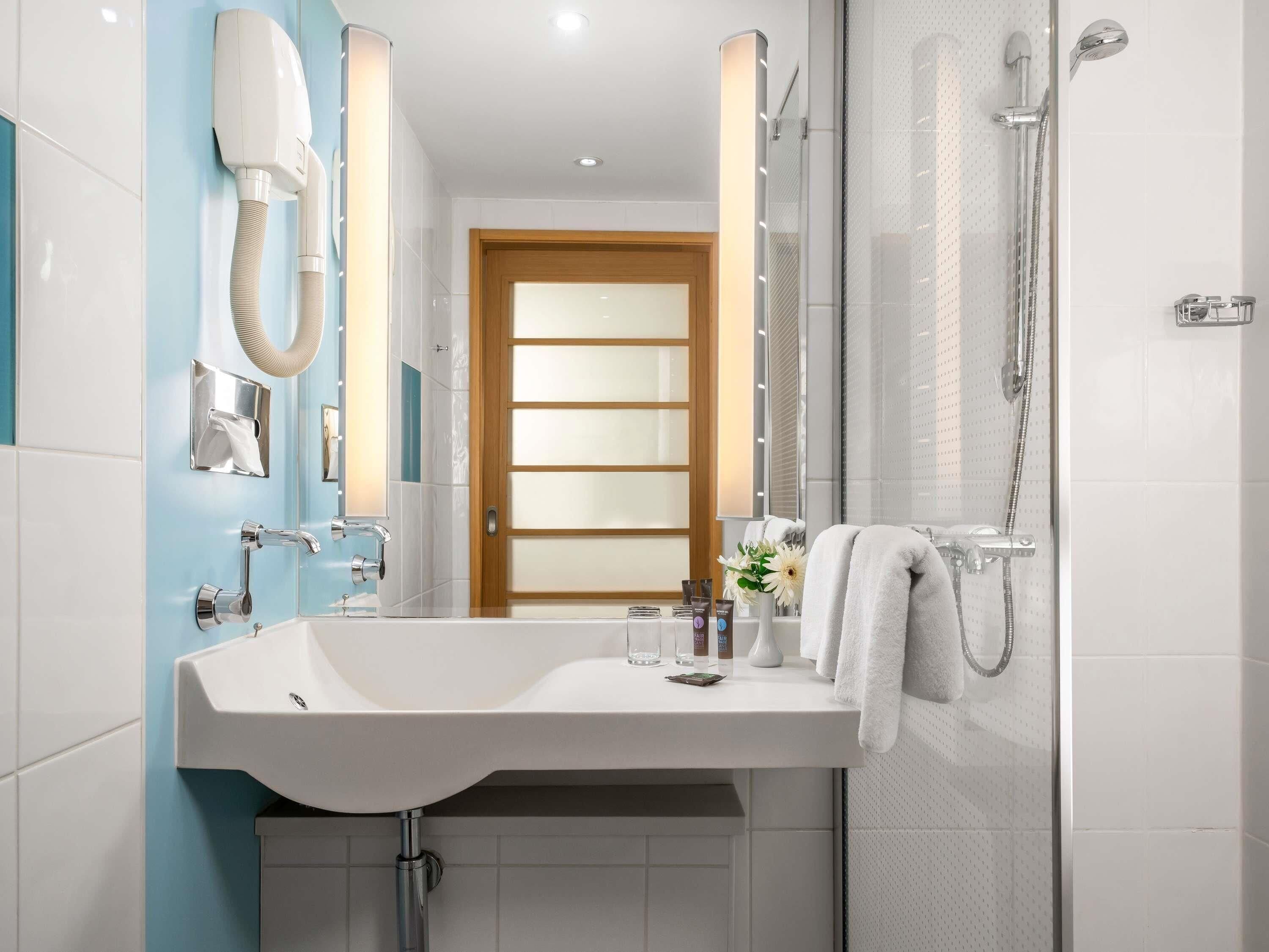 Ylelliset vuodevaatteet, minibaari, tallelokero huoneessa, työpöytä