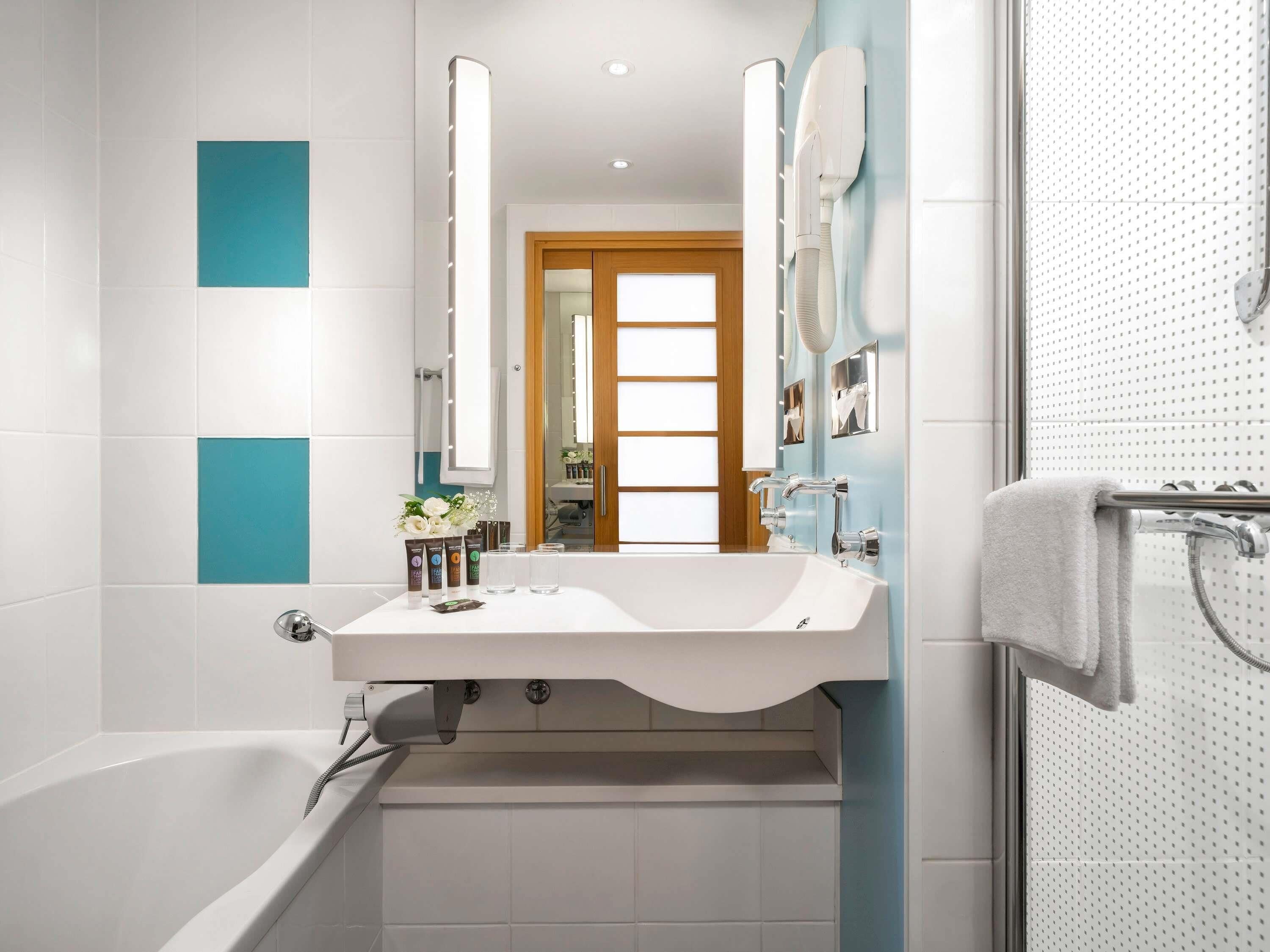 executive room, 1 queen bed with sofa bed | premium bedding, minibar, in-room safe, desk