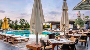 Piscine extérieure, parasols de plage, chaises longues