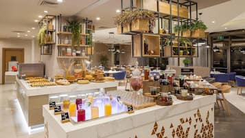 Daily continental breakfast (EUR 17 per person)