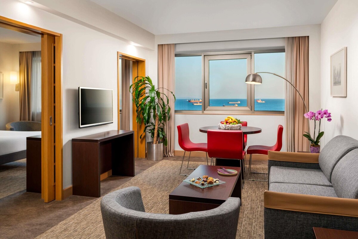 Suite, 1 Queen Bed with Sofa bed | Premium bedding, minibar, in-room safe, desk