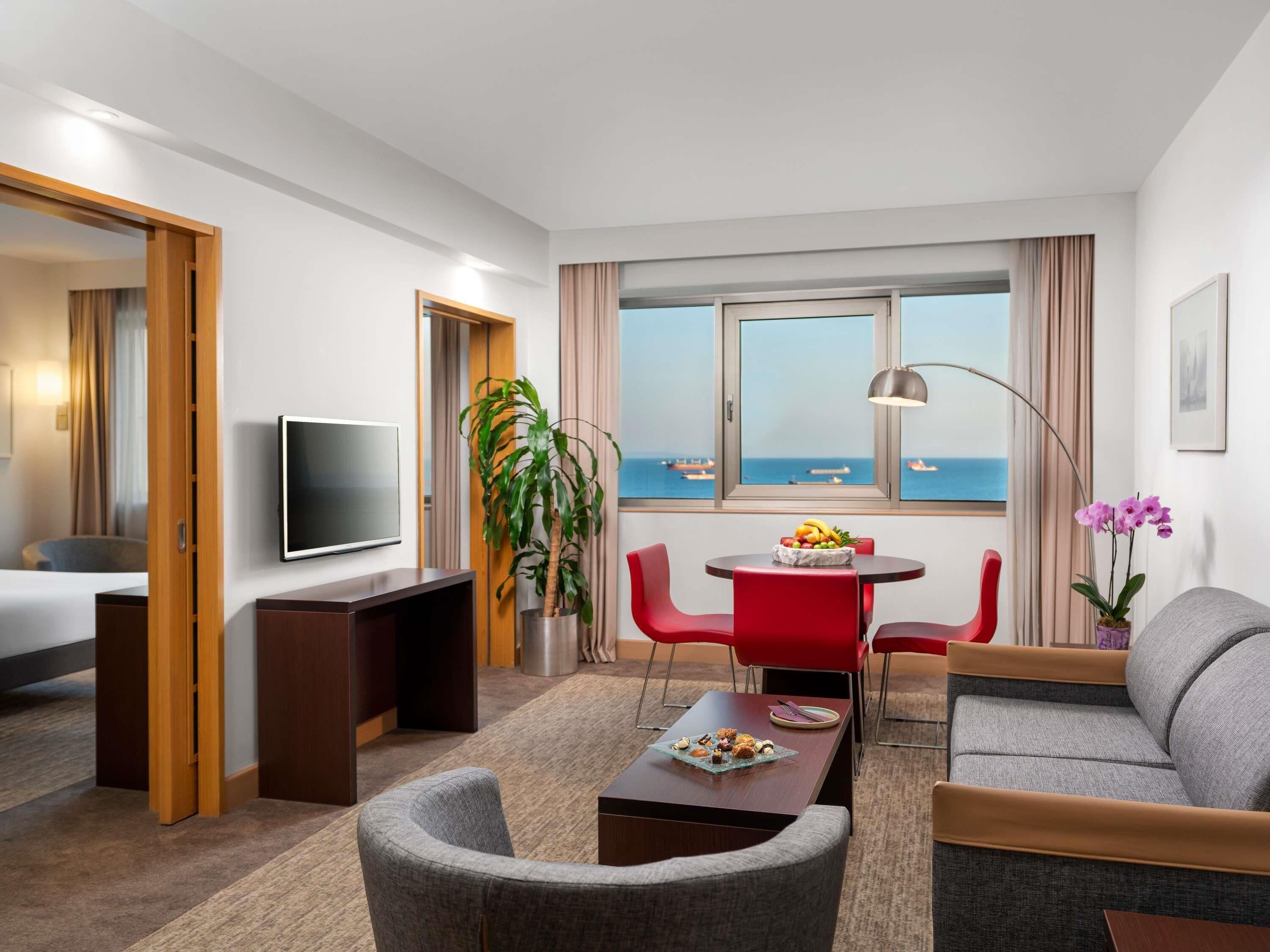 Phòng Suite, 1 giường cỡ queen và sofa giường | Bộ đồ giường cao cấp, minibar, két bảo mật tại phòng, bàn 