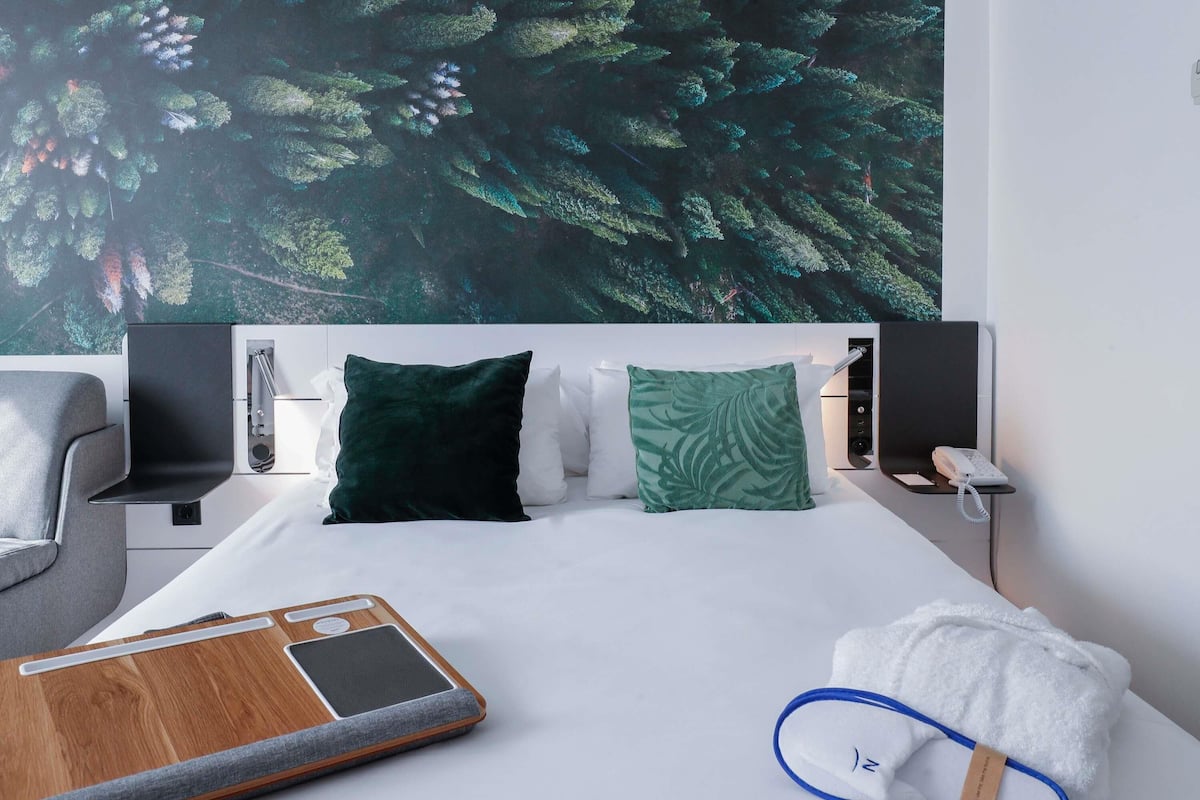 Quarto executivo, 1 cama Queen e sofá-cama | Roupas de cama premium, frigobar, cofres nos quartos, escrivaninha