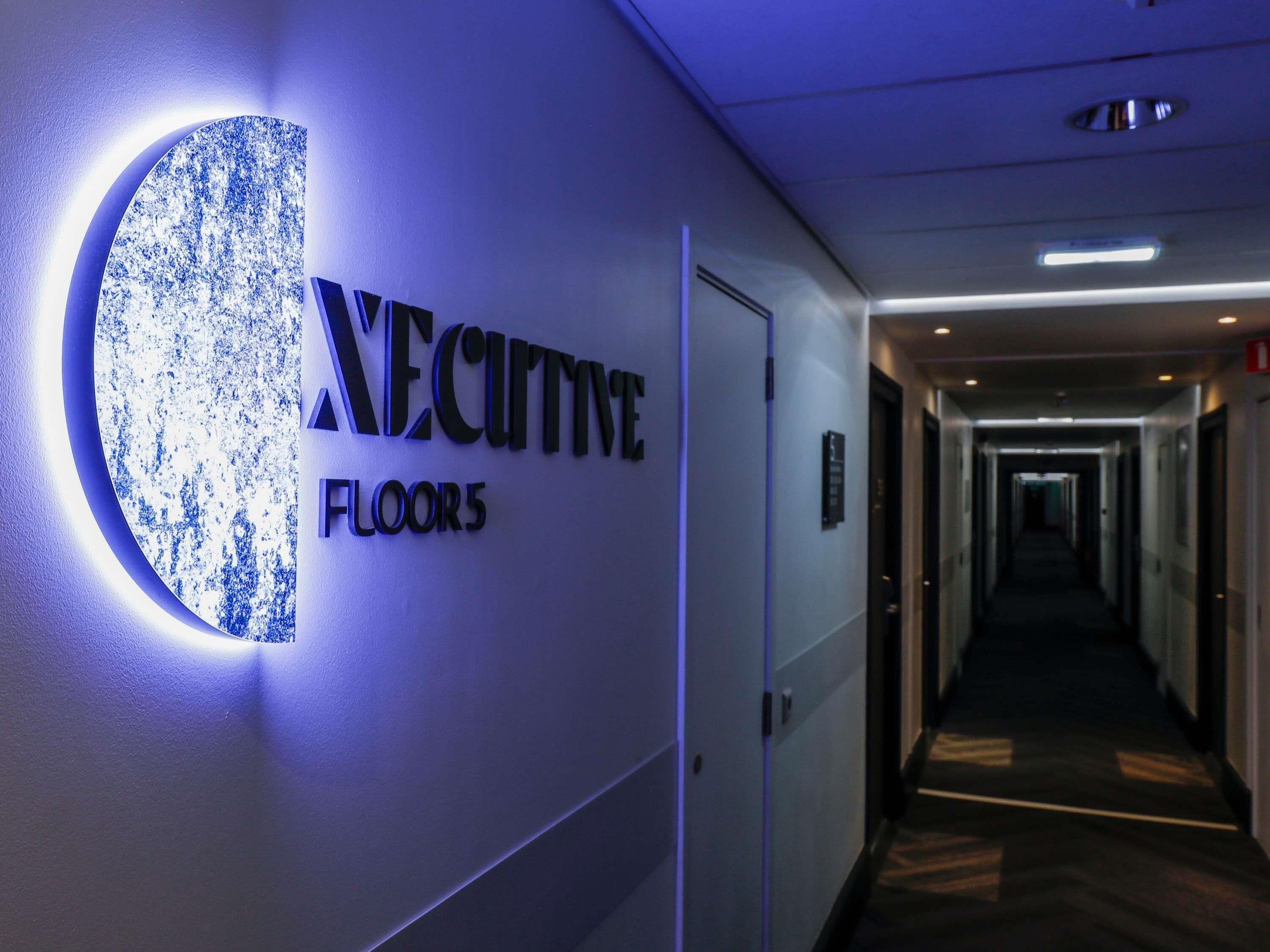 executive room, 1 queen bed with sofa bed | premium bedding, minibar, in-room safe, desk