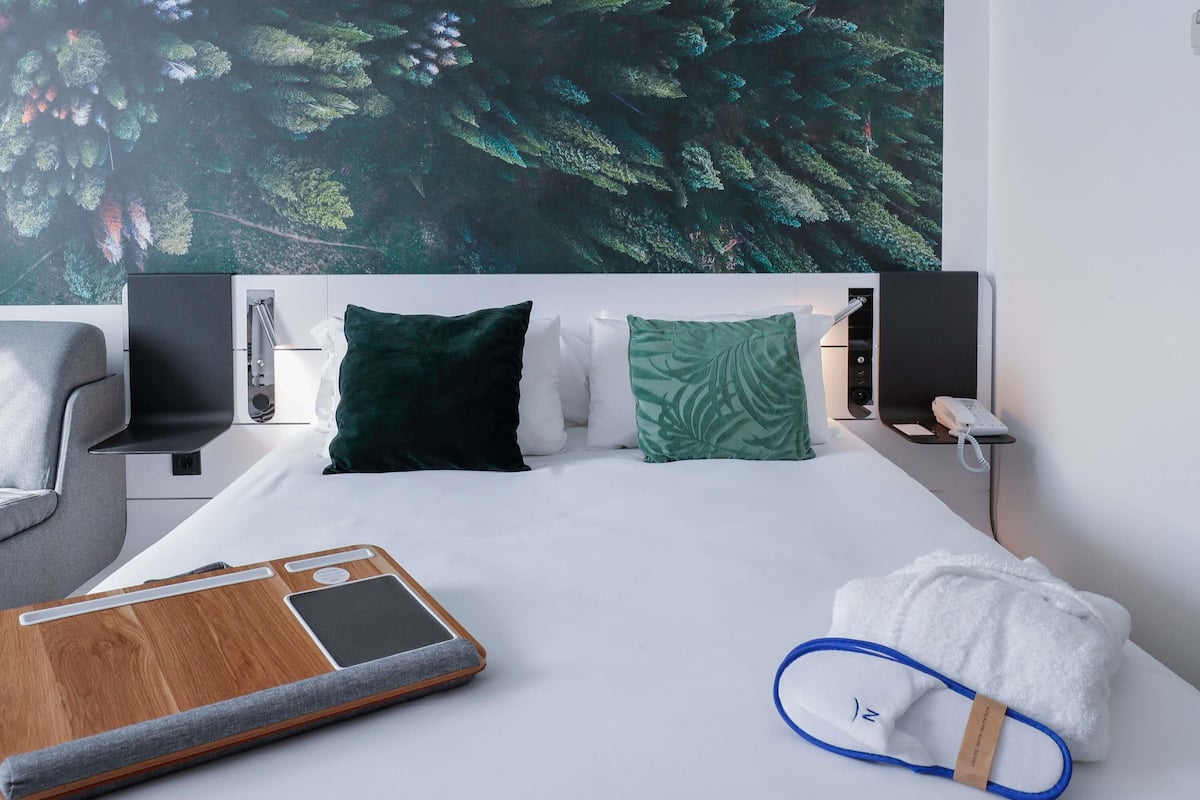 executive room, 1 queen bed with sofa bed | premium bedding, minibar, in-room safe, desk