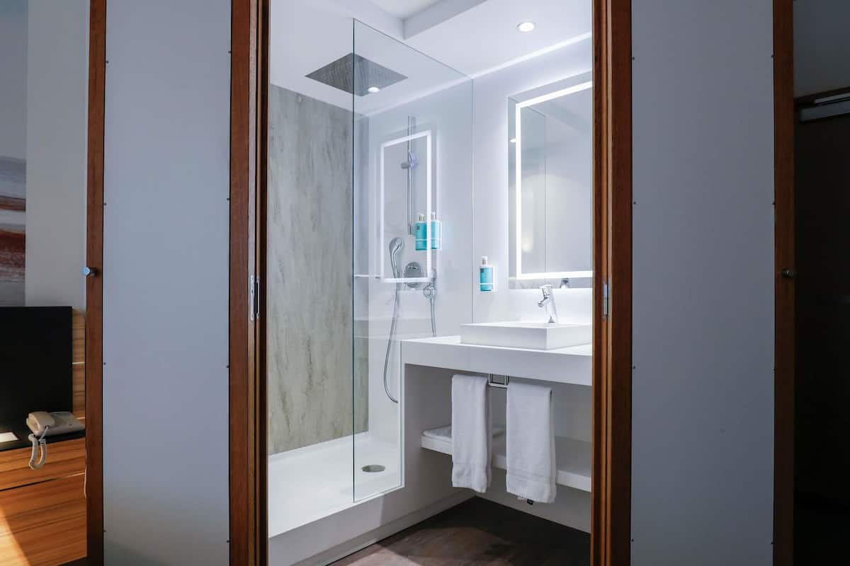 superior room | premium bedding, minibar, in-room safe, desk