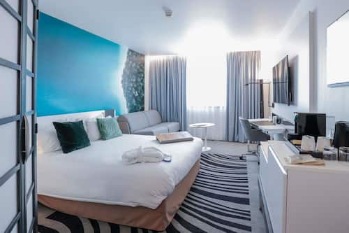 Executive Room, 1 Queen Bed with Sofa bed | Premium bedding, minibar, in-room safe, desk