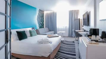Executive Room, 1 Queen Bed with Sofa bed | Premium bedding, minibar, in-room safe, desk