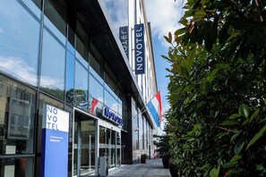 Vista frontal de la propiedad