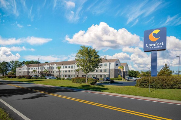 A Comfort Inn & Suites hotel with a large sign, multiple-story building, and a parking lot. - Comfort Inn & Suites Savannah Airport (Savannah)