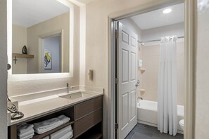 Hair dryer, towels, soap, shampoo - Comfort Inn & Suites Savannah Airport (Savannah)