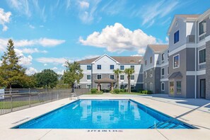 Piscine extérieure (ouverte en saison)