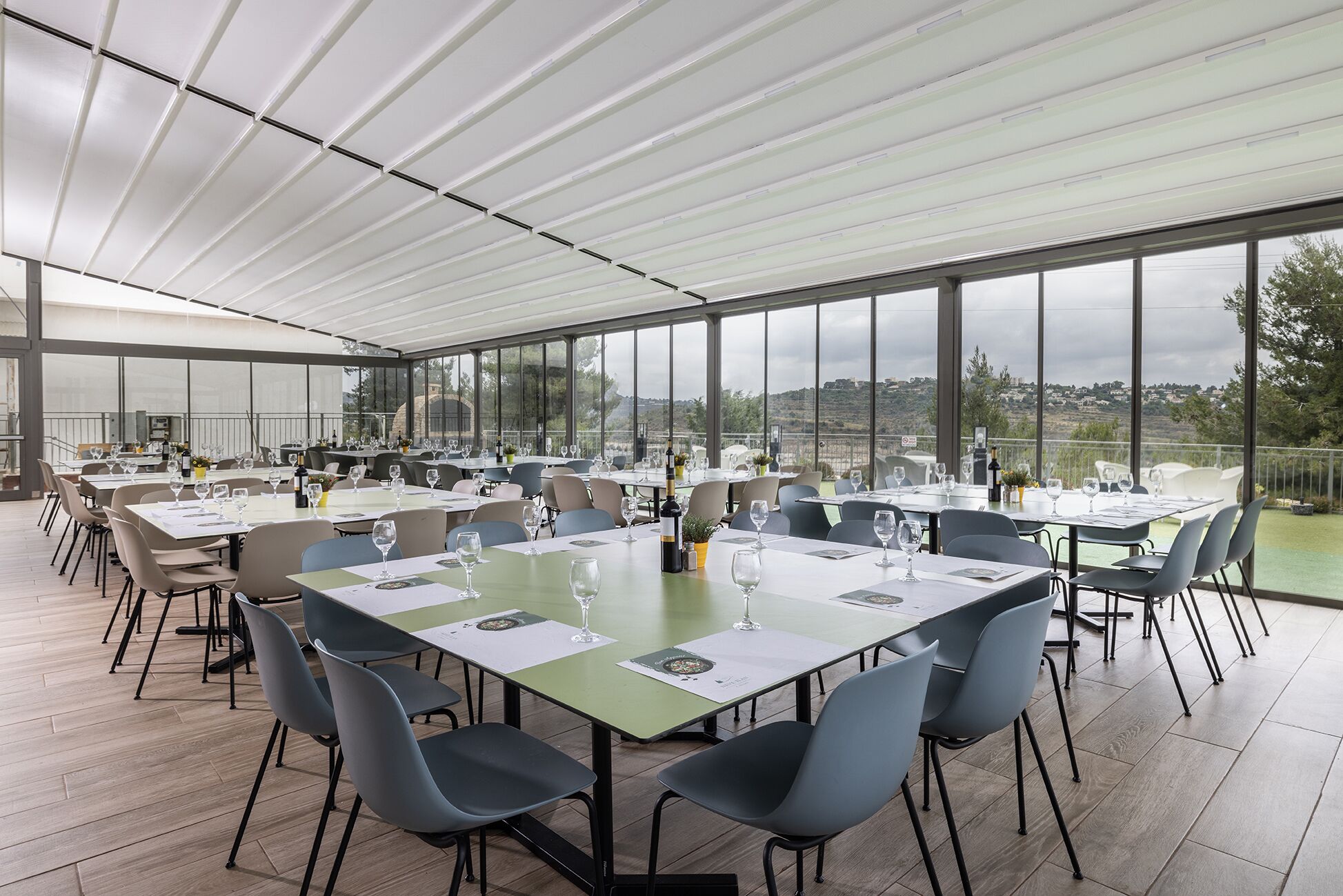 Breakfast and dinner served