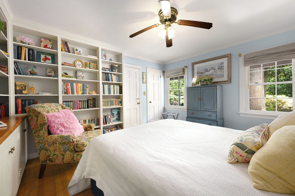 Library Room | 高档床上用品、熨斗/熨衣板、免费 WiFi、特色装修
