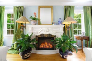 Flat-screen TV - Colonial Gardens (Williamsburg)