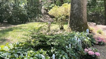 Primrose Room | Premium bedding, individually decorated, individually furnished