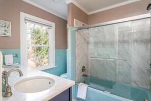 Deluxe Room | Bathroom