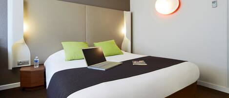 Literie de qualité, bureau, espace de travail pour ordinateurs portables