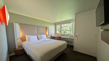 Standaard kamer, 1 tweepersoonsbed (Junior Bed up to 10 years) | Luxe beddengoed, een bureau, een laptopwerkplek