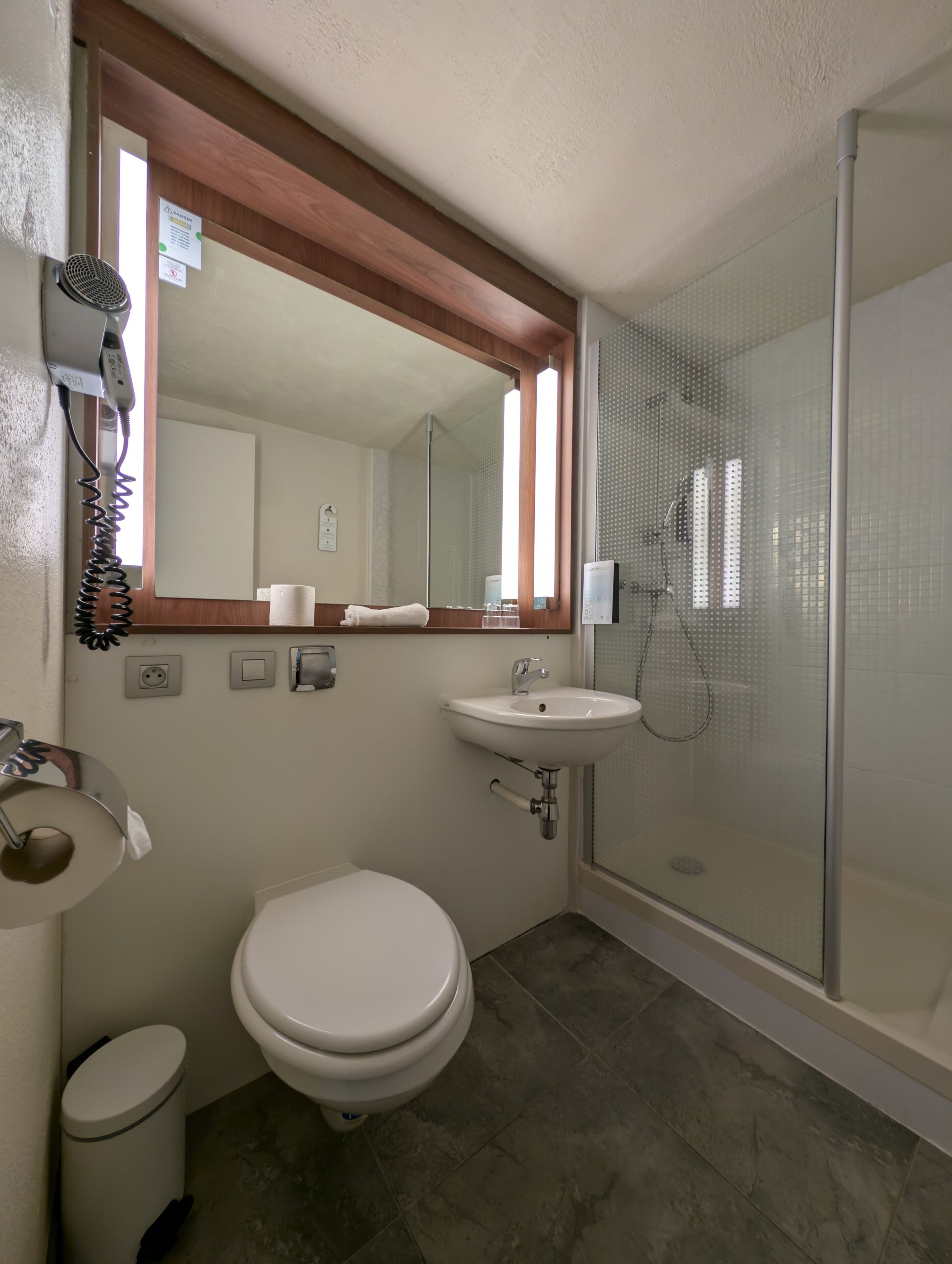 Articles de toilette écologiques, sèche-cheveux, serviettes fournies