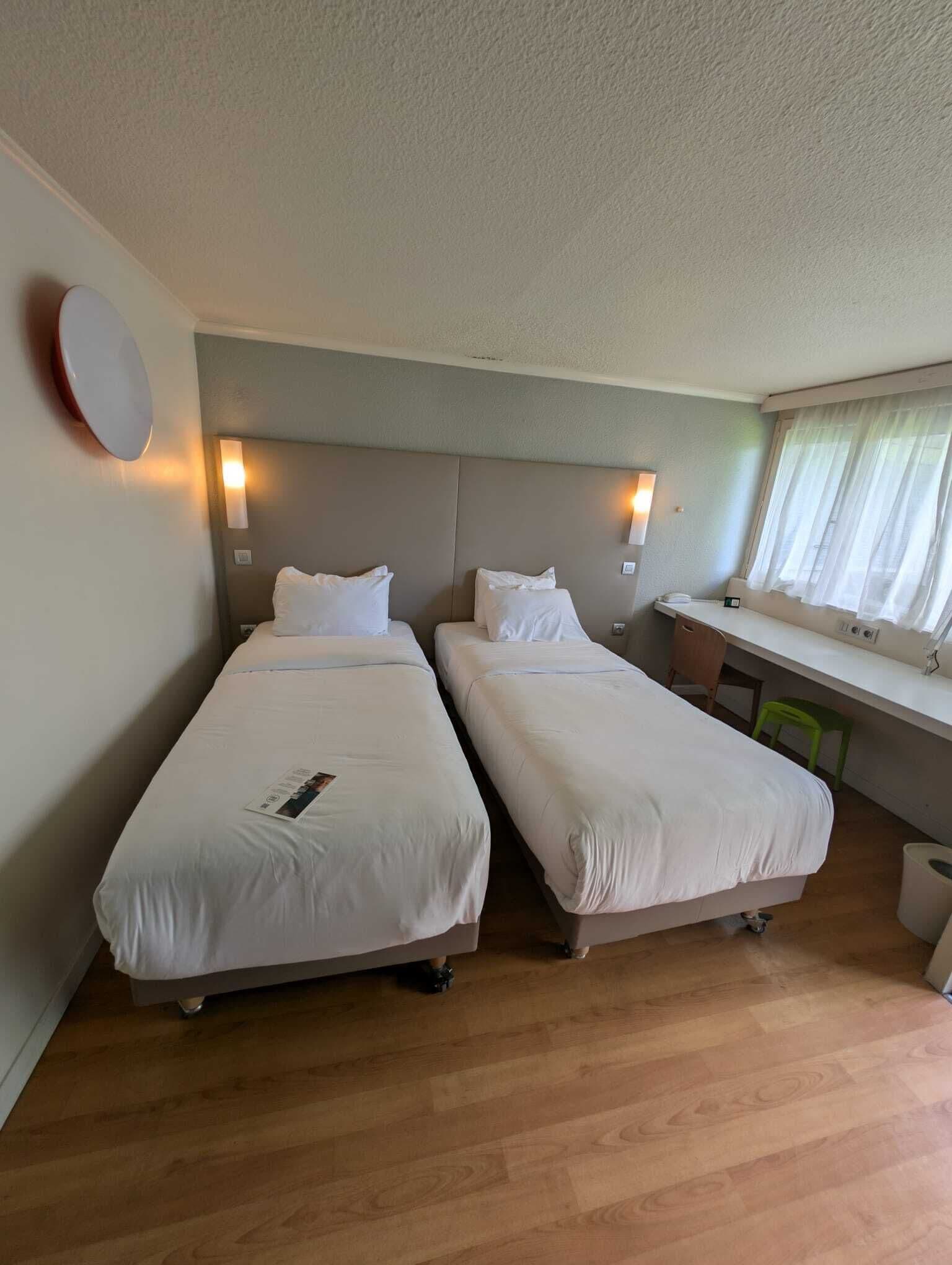 Habitación estándar, 2 camas individuales | Ropa de cama de alta calidad y escritorio