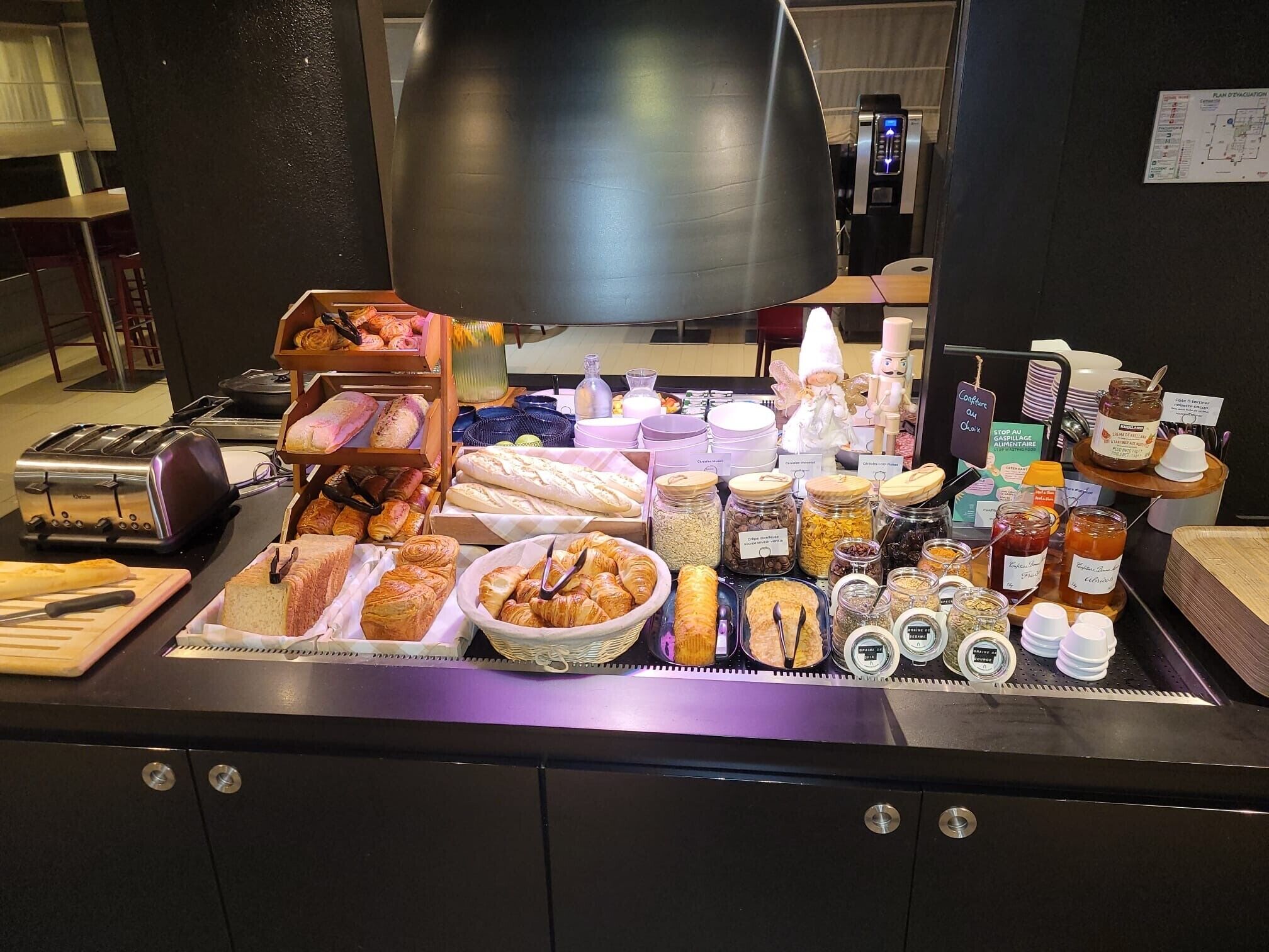 Petit déjeuner buffet (14.90 EUR par personne)