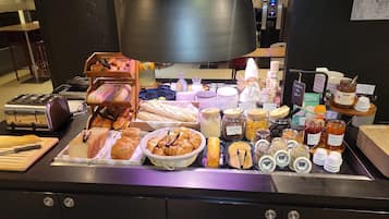 Café da manhã com buffet todos os dias (EUR 14.90 por pessoa)