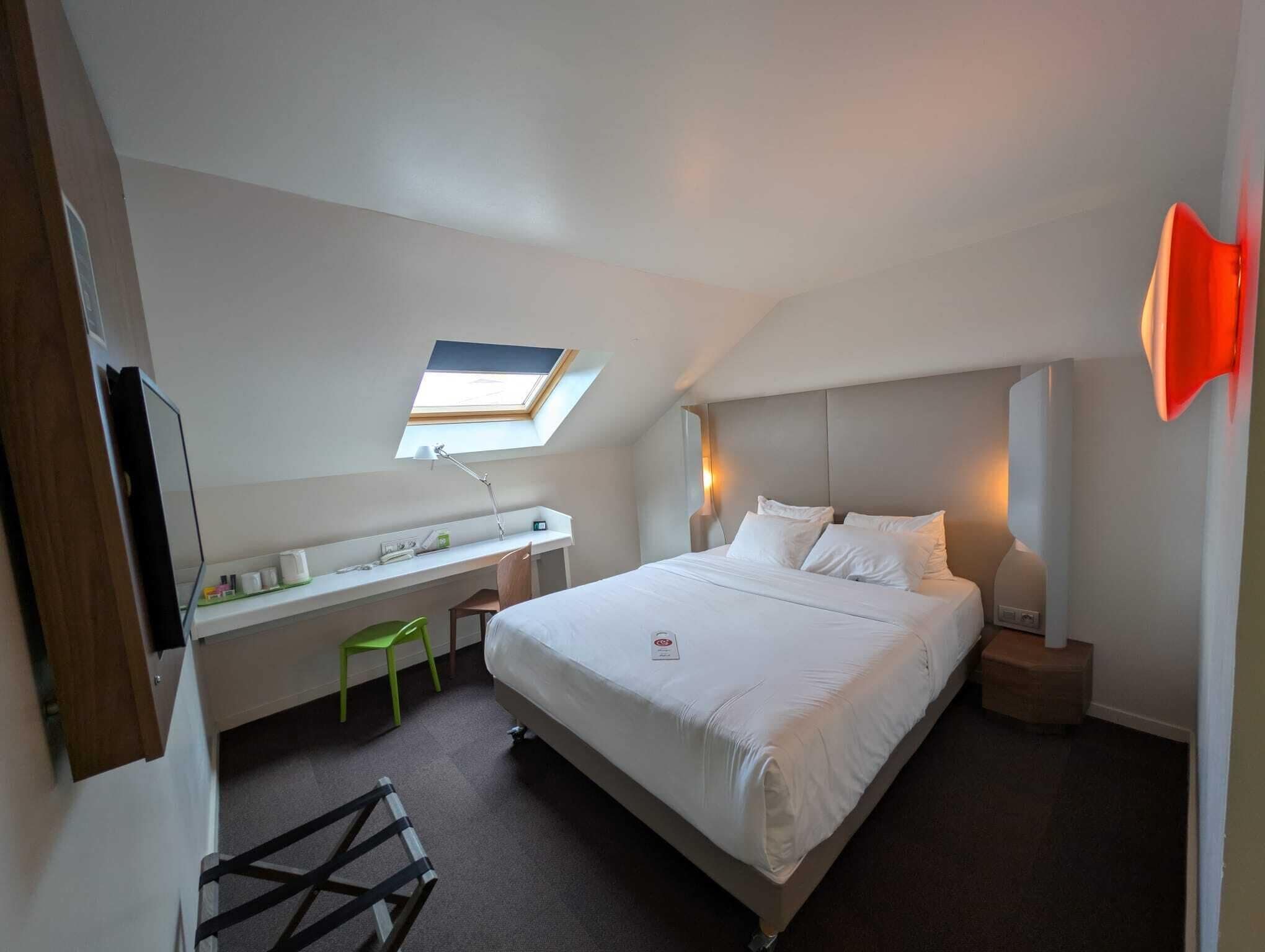 Habitación superior, 1 cama doble | Ropa de cama de alta calidad y escritorio