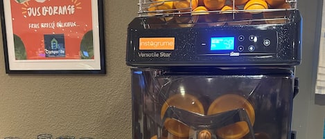 Tägliches Frühstücksbuffet (14.90 EUR pro Person)