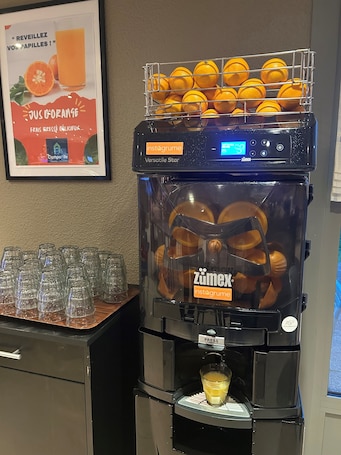 Café da manhã com buffet todos os dias (EUR 14.90 por pessoa)