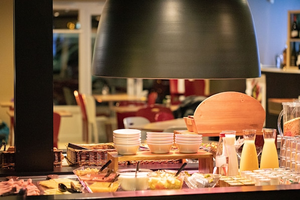 Daily buffet breakfast (EUR 14.90 per person)