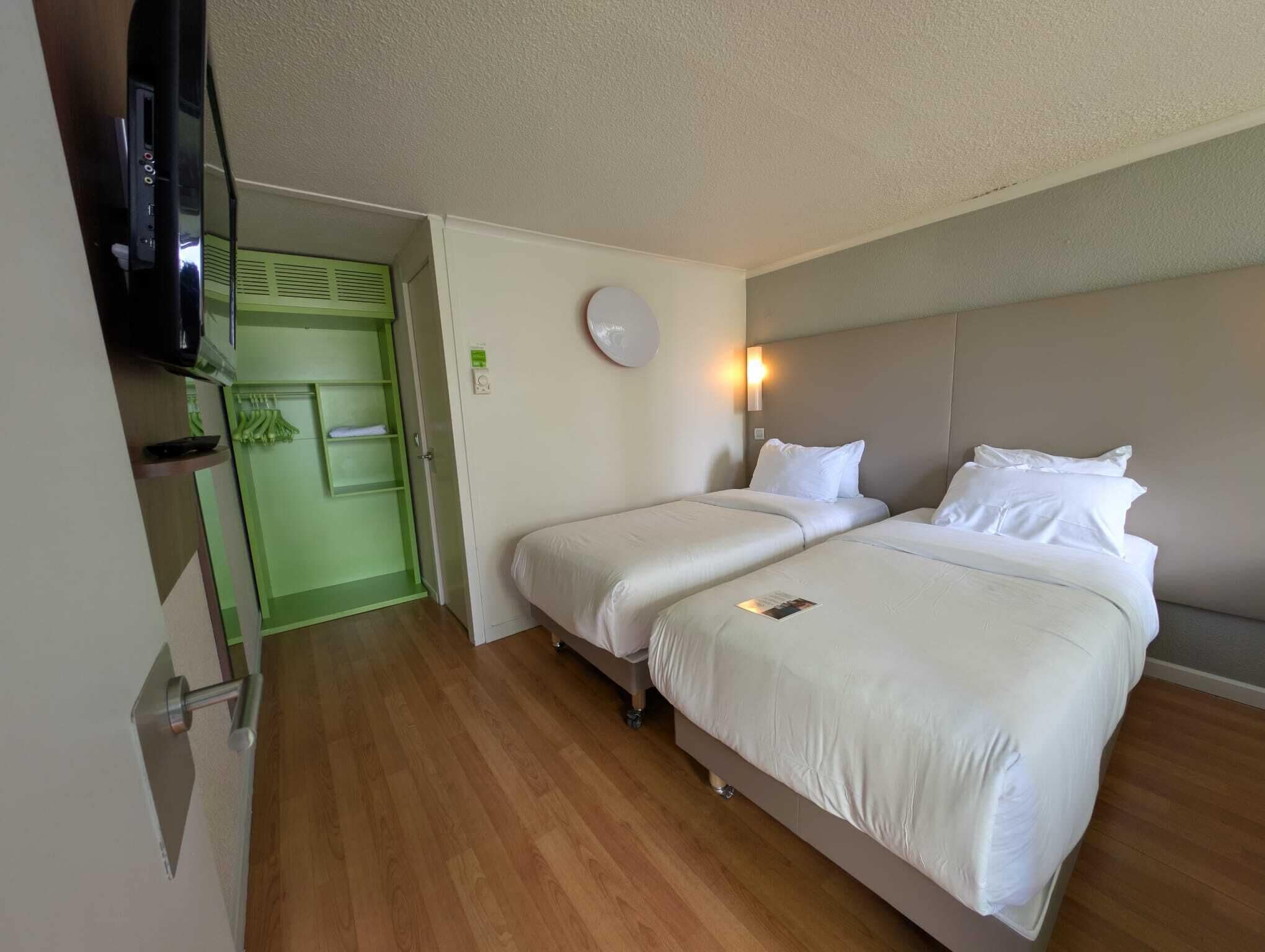 Ropa de cama de alta calidad y escritorio