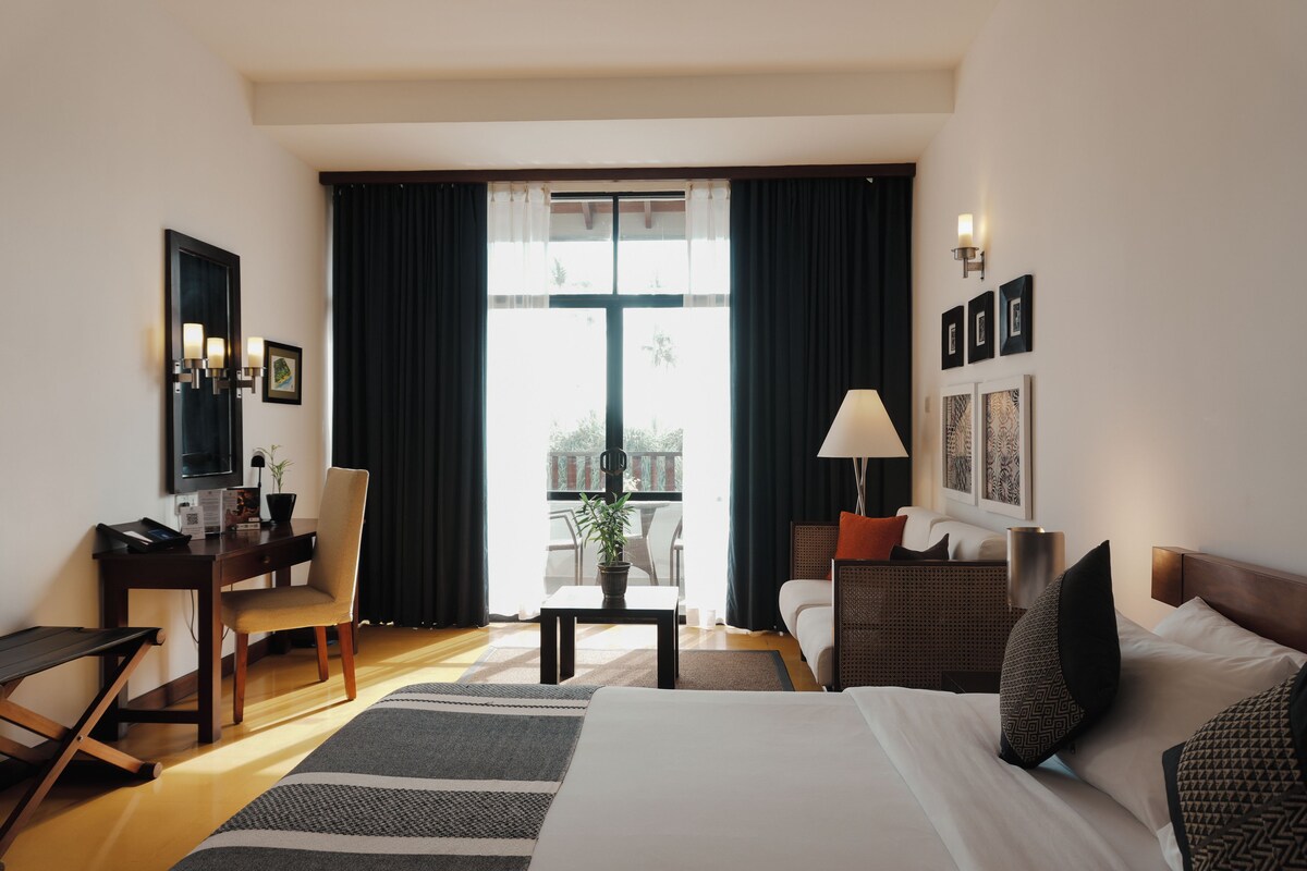 Deluxe Room With Sea View | Minibar, in-room safe, desk, iron/ironing board (on request)