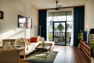 行政套房 | 起居区 | 32-英寸液晶电视 （配备卫星频道）、电视