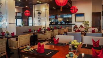 2 restaurants; breakfast, lunch and dinner served