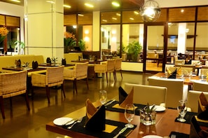 2 restaurants, breakfast served