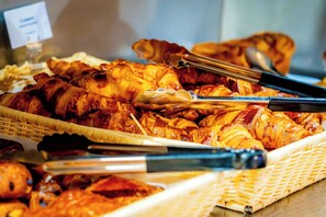 Dagelijks ontbijtbuffet (EUR 7.9 per persoon)