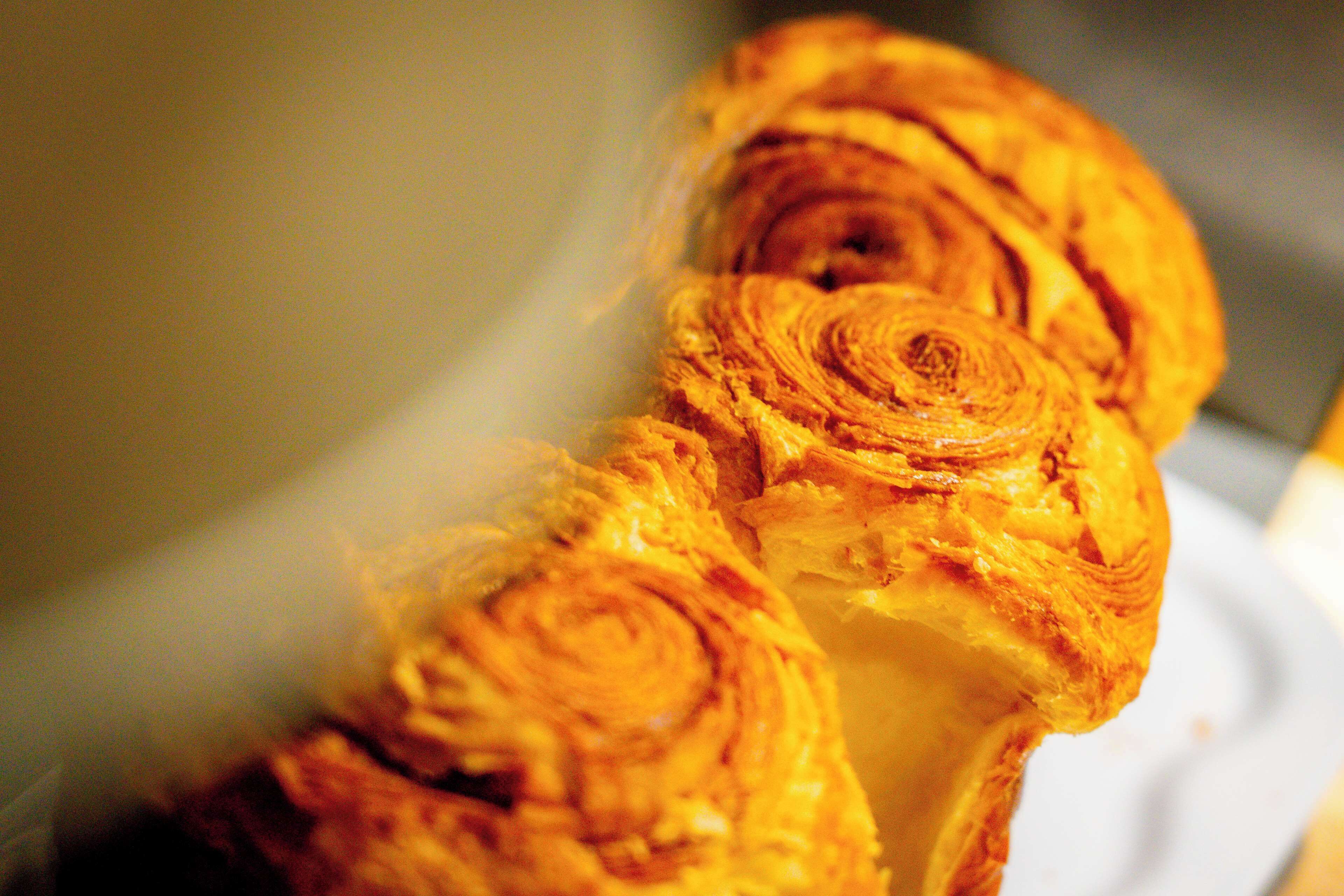 Een close-up van een gebakje met een spiraalvormig ontwerp, vermoedelijk een croissant of iets dergelijks.