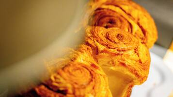Een close-up van een gebakje met een spiraalvormig ontwerp, vermoedelijk een croissant of iets dergelijks.